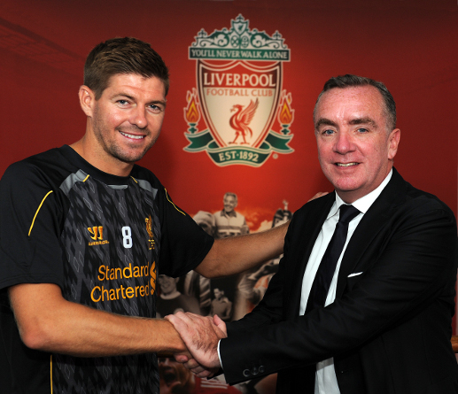 Steven Gerrard amplía por dos años su contrato con el Liverpool FC